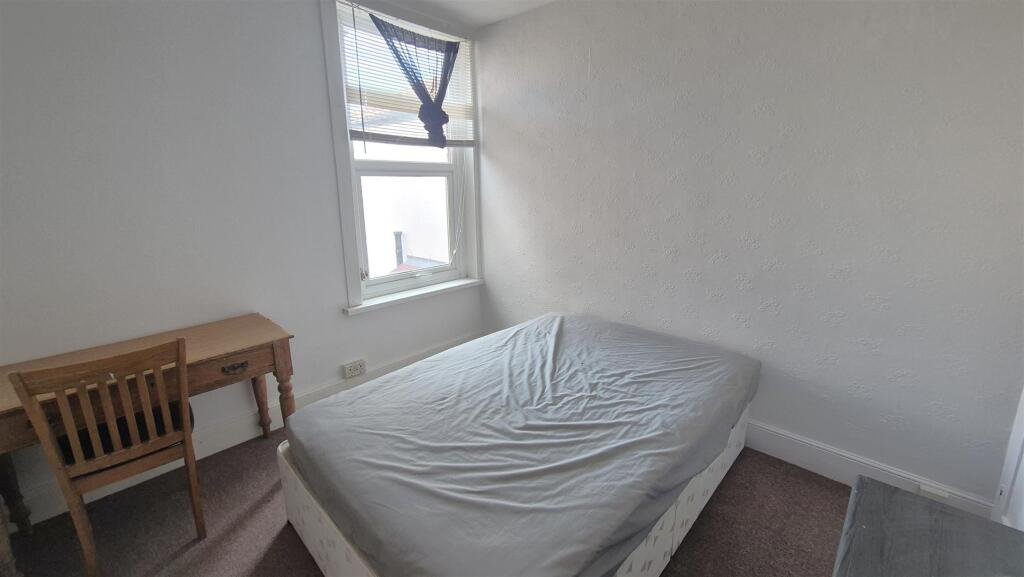 Upstairs Middle Bedroom