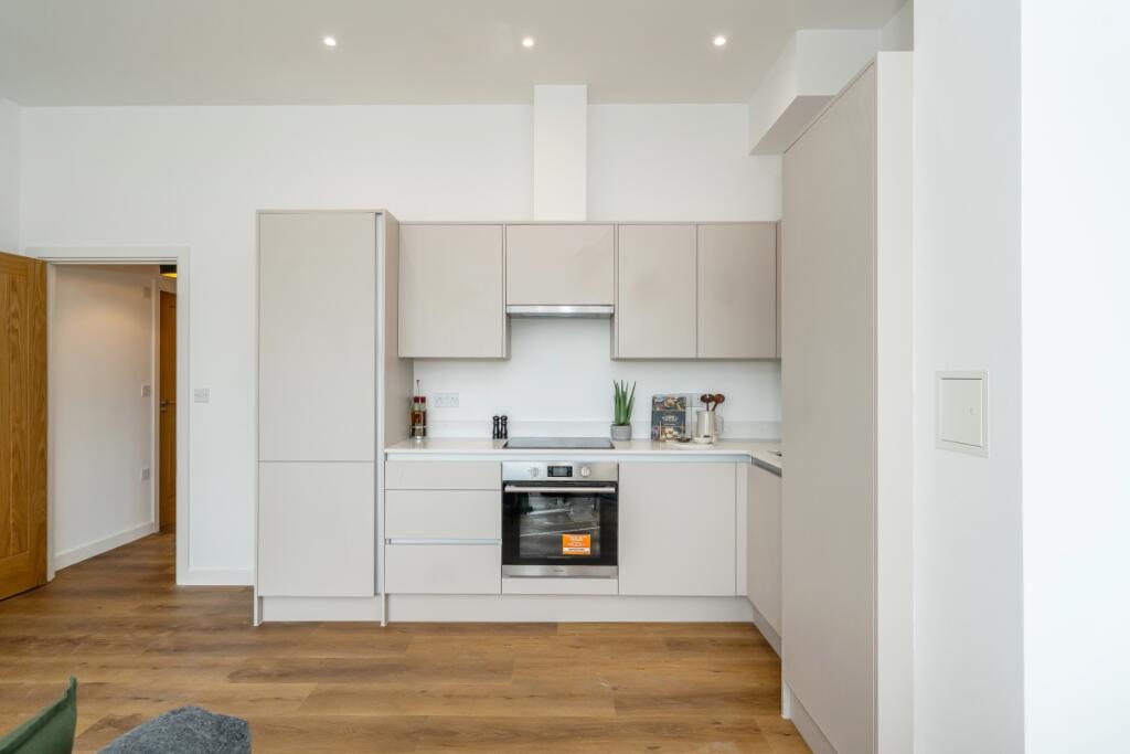 25_30_TheCauseway...