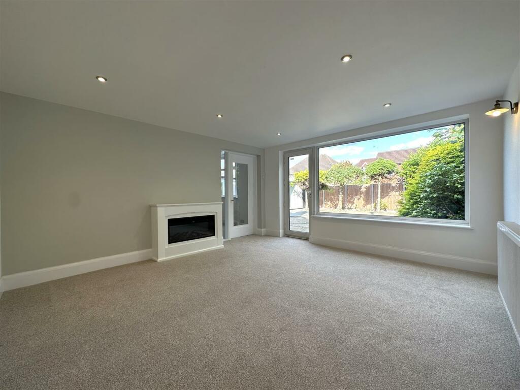 Spacious Lounge 874
