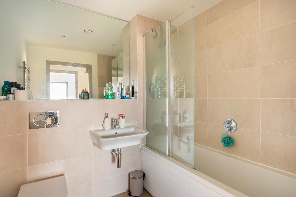 4P5W4AV - Bathroom A.jpg