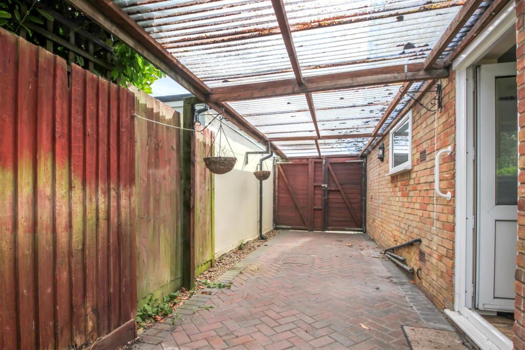 Oakcroft Gardens 96-001.jpg