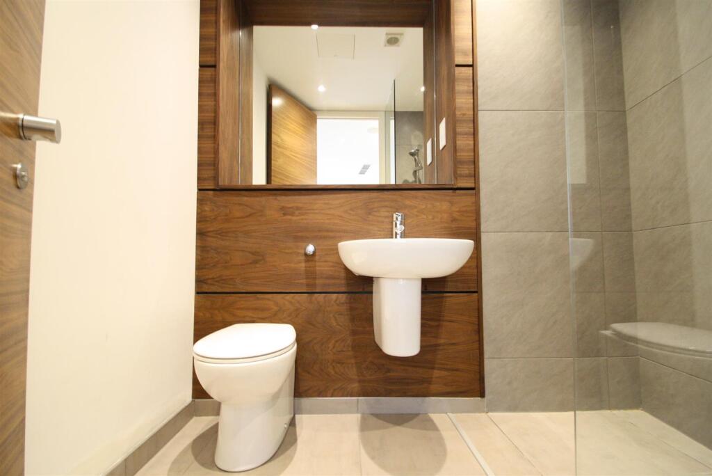 EN SUITE SHOWER ROOM