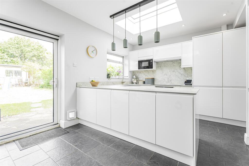 KITCHEN/DINING ROOM