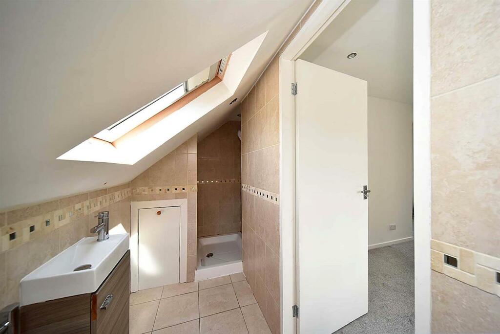 15 Gaddum new ensuite2.jpg