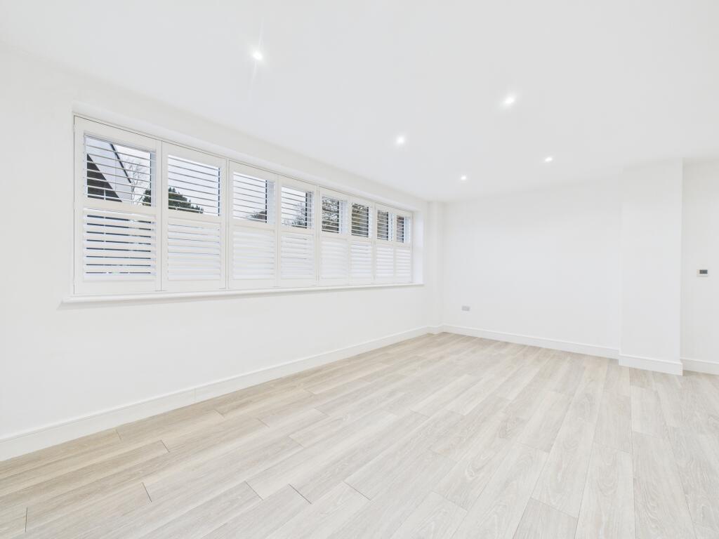 CAM04018G0-PR0393-STILL014