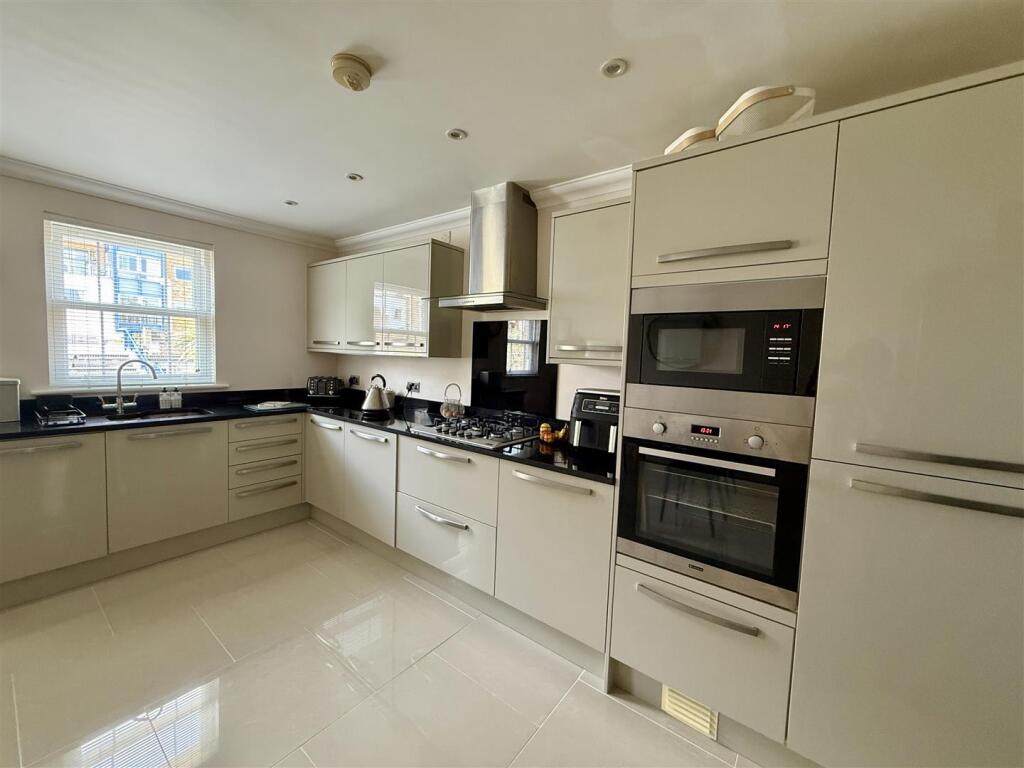 Kitchen/Dining Room: