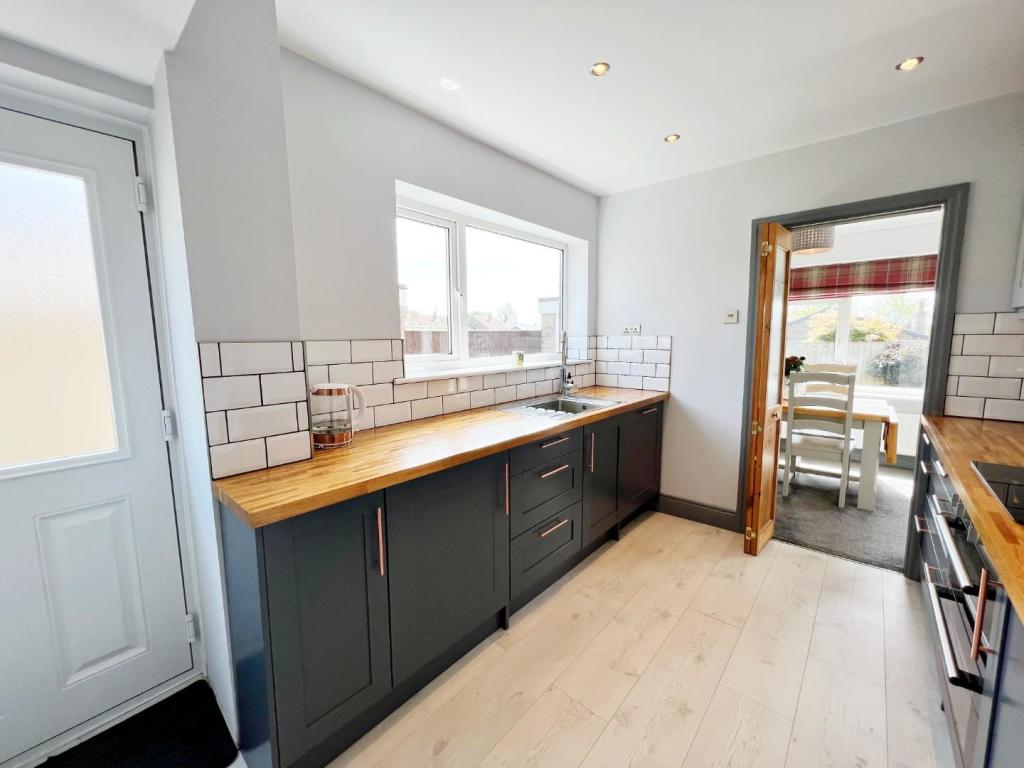 Kitchen 2.jpg