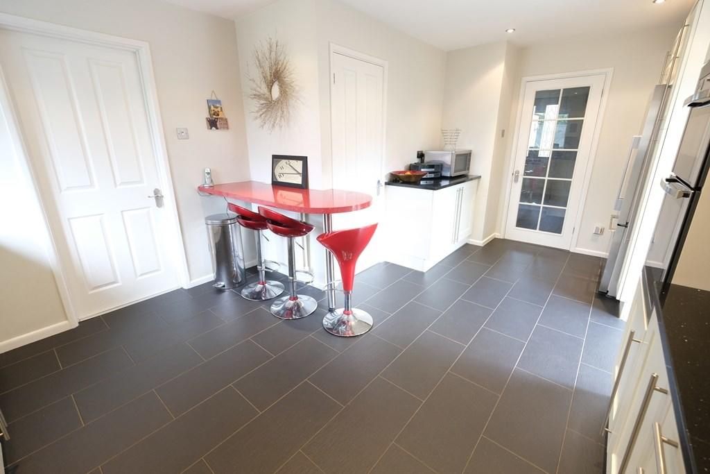 KITCHEN/BREAKFAST