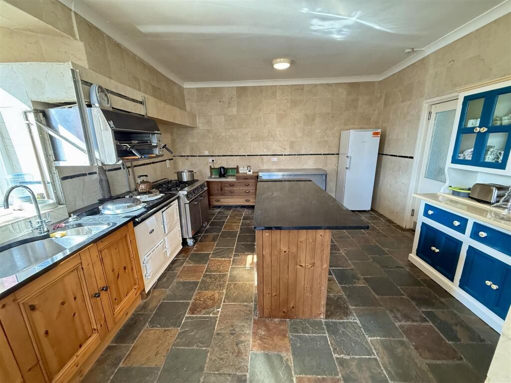 KITCHEN/DINING ROOM