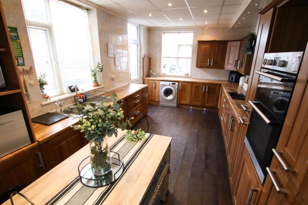 LARGE FITTED DINING KITCHEN