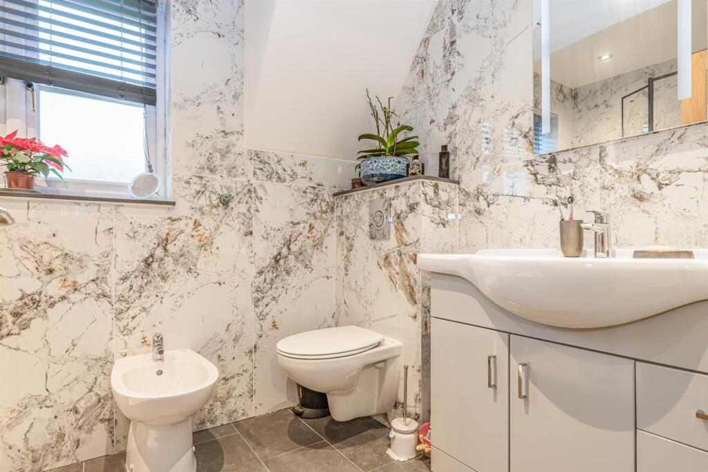 Master Bedroom - En Suite 2.jpg