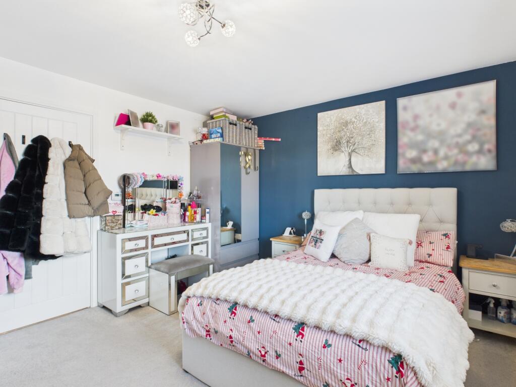 CAM03729G0-PR0199-STILL029