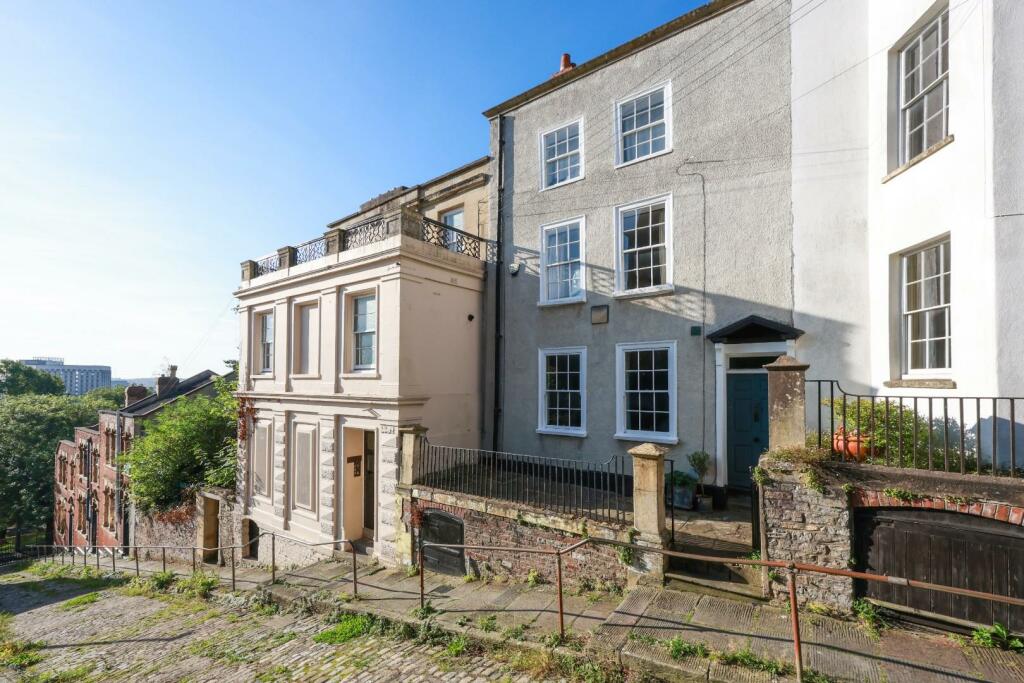 24 Montague Hill 12.JPG