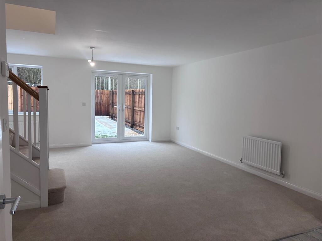 7 Girton Close - PIC 03.jpg