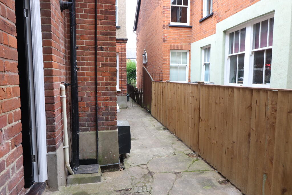 SIDE SHARED ACCESS WITH UPPER FLOOR MAISONETTE
