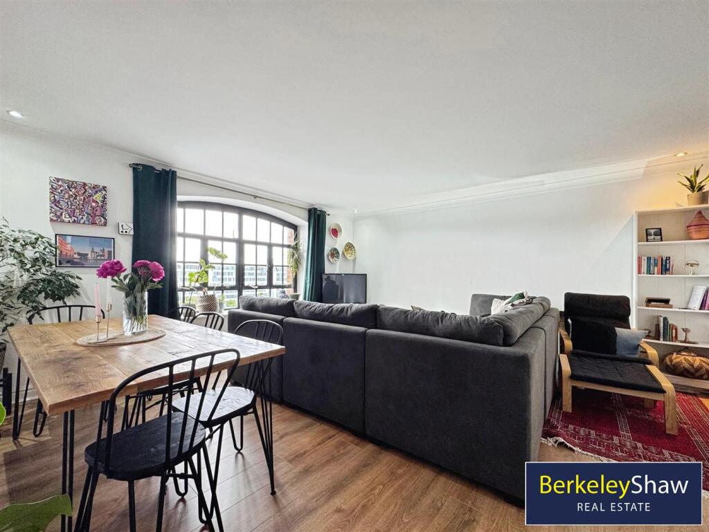 Living/dining area