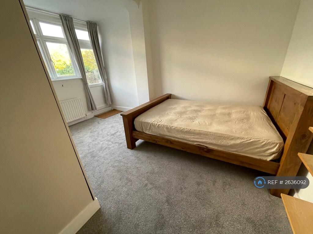 Large Bedroom, King Size Wooden Bed