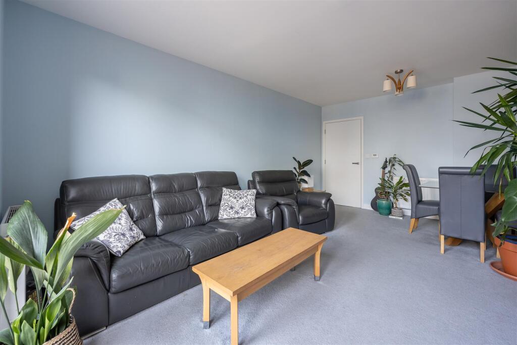 Hickman Avenue, E4