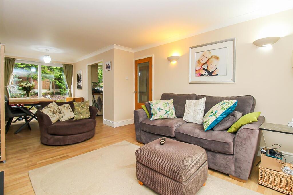 LOUNGE/DINING ROOM