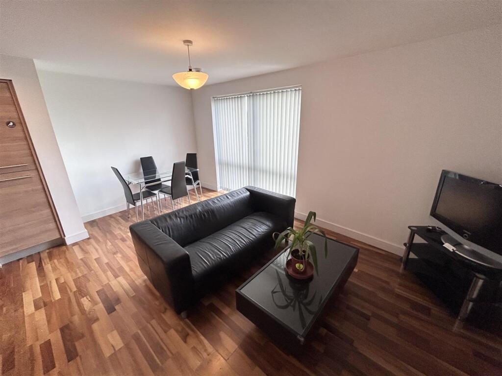 Lounge/Dining
