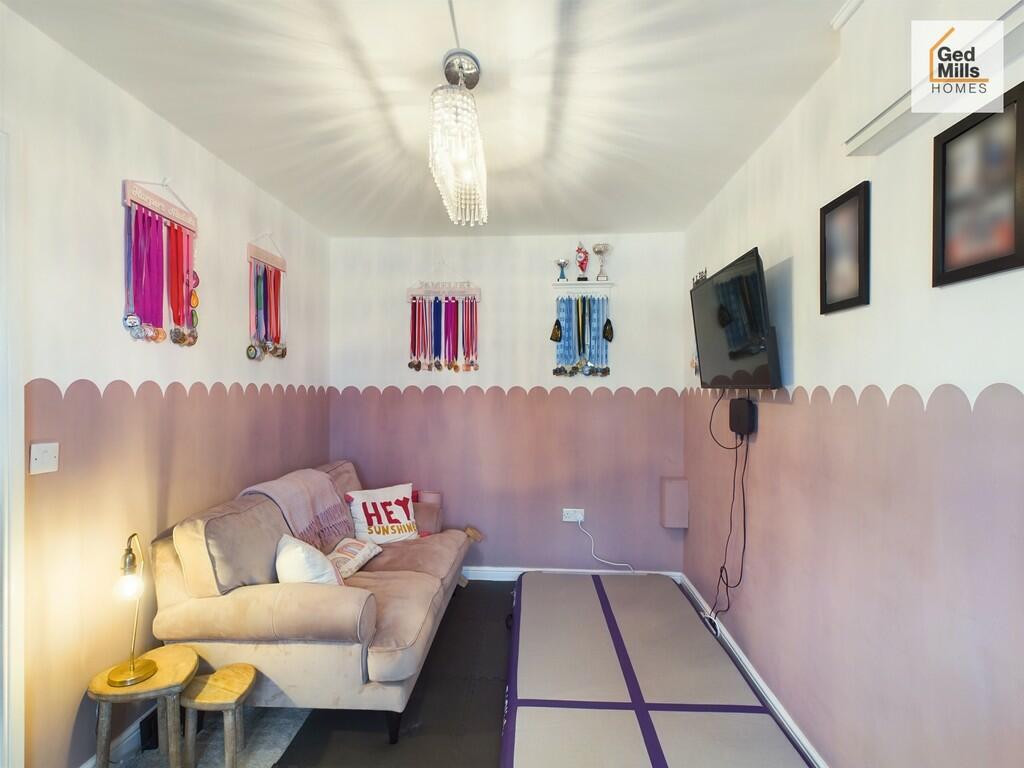 SECOND LOUNGE/PLA...