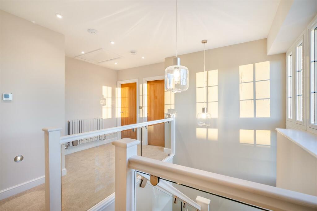 8581130-interior15.jpg