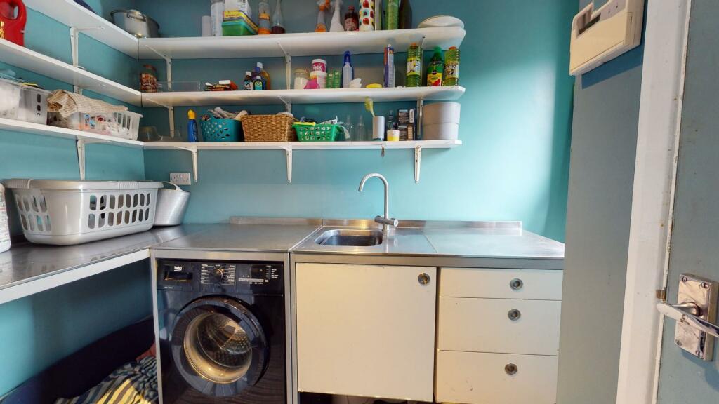 UTILITY ROOM/REAR PORCH