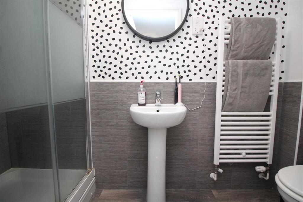 ensuite.JPG