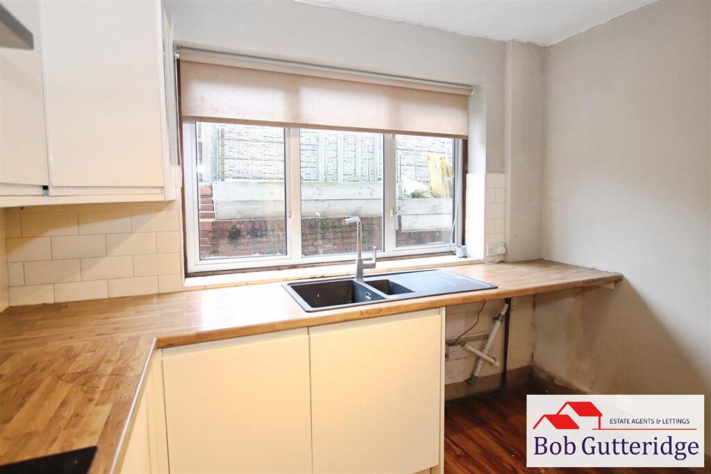 FITTED KITCHEN