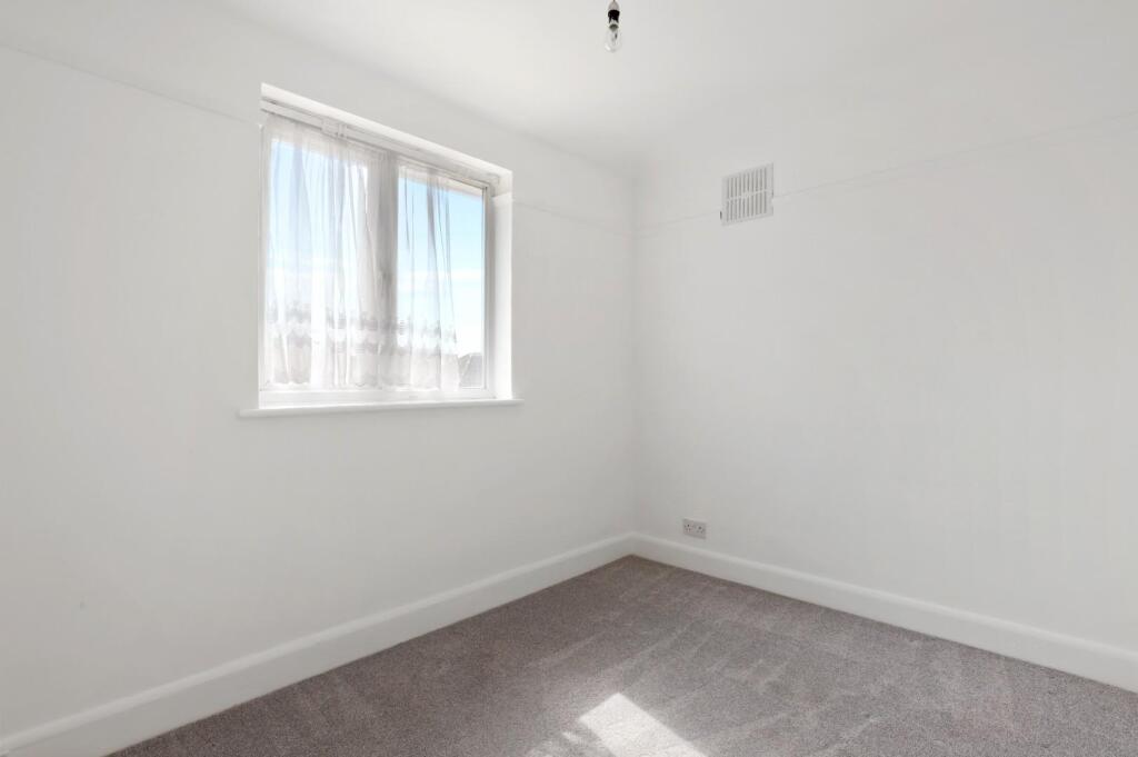 04-7a64JHPropWorld - 23 Meadow Close - 12 (1).JPG