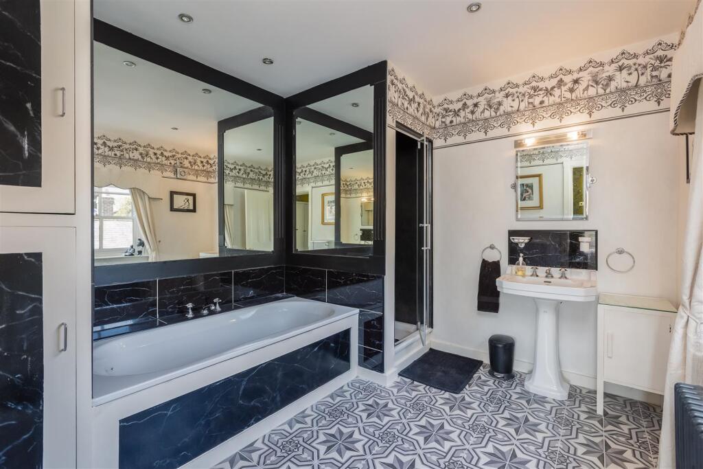 Grooms Cottage Bathroom.jpg