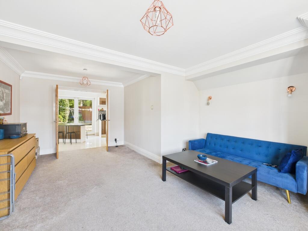 CAM03729G0-PR0024-STILL006