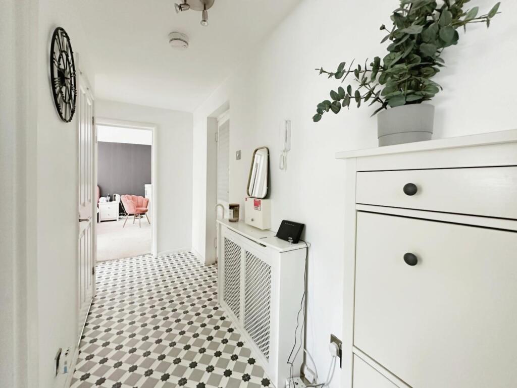 a2939556-Photo 2002-08-2024 2C 2011 2016 2039 20 2