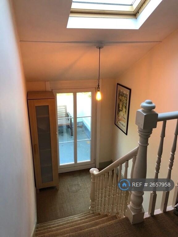 Landing &amp; Balcony 