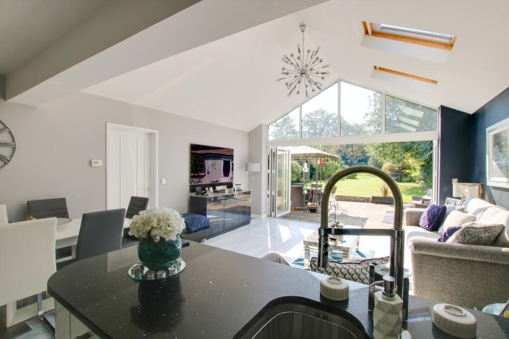 Kitchen/dining/Living