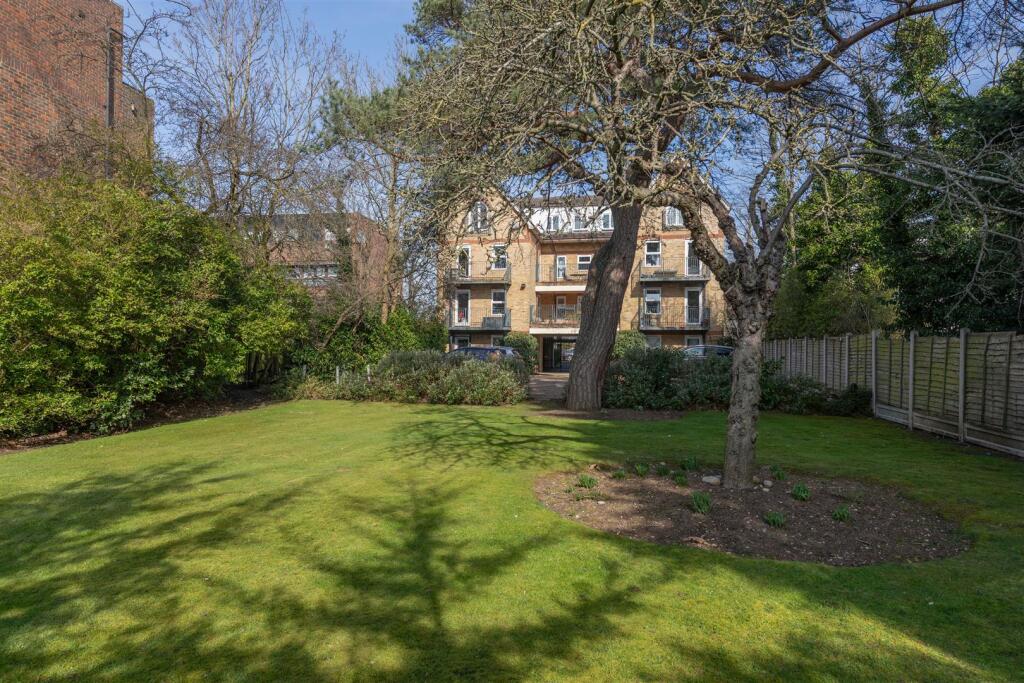 Churchfields, E18