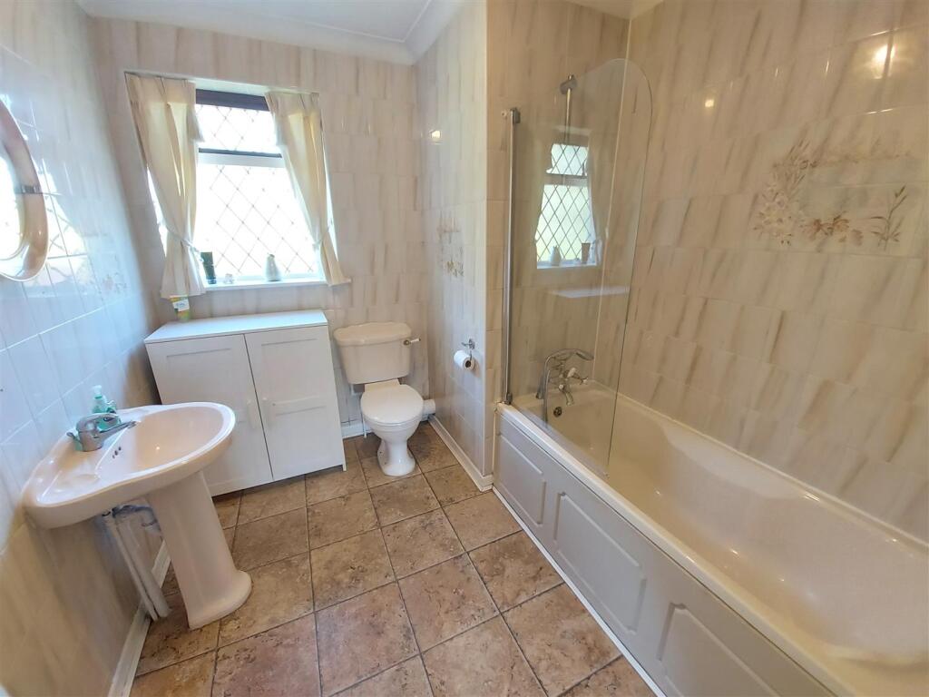 FAMILY BATHROOM