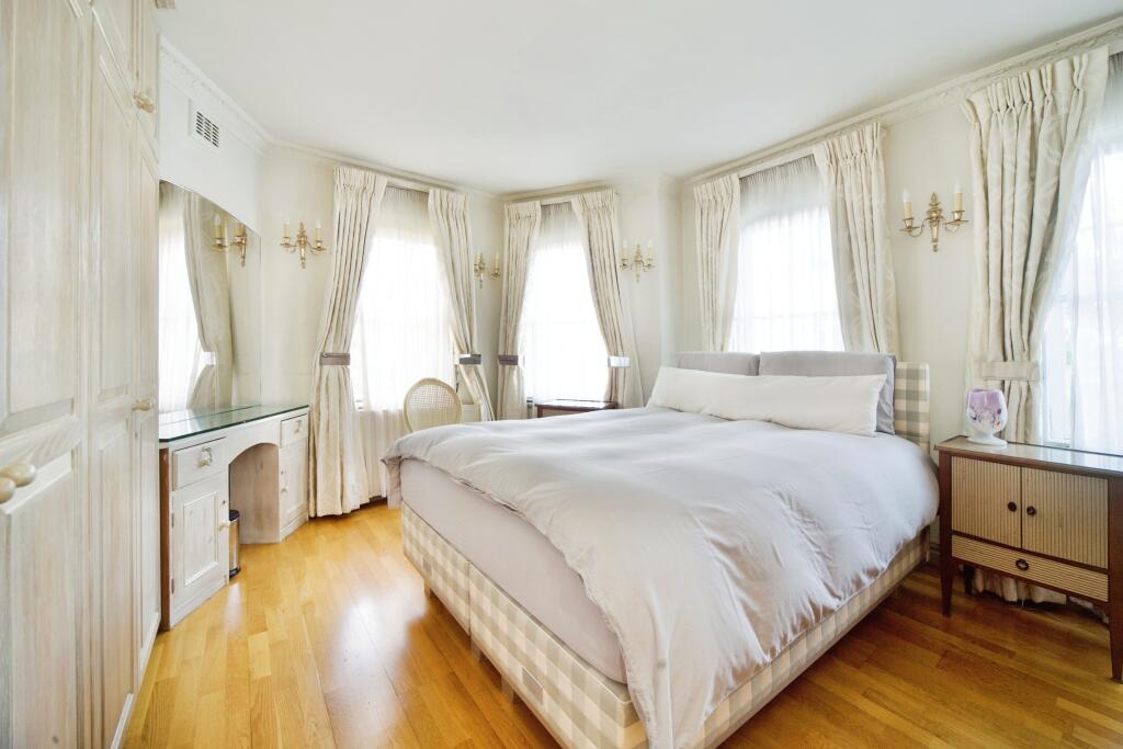 12 Squires Mount, Hampstead, London, NW3 1ED