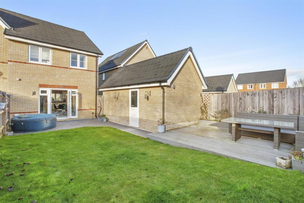 7 Farmers Way, HP27 9EW-7.jpg