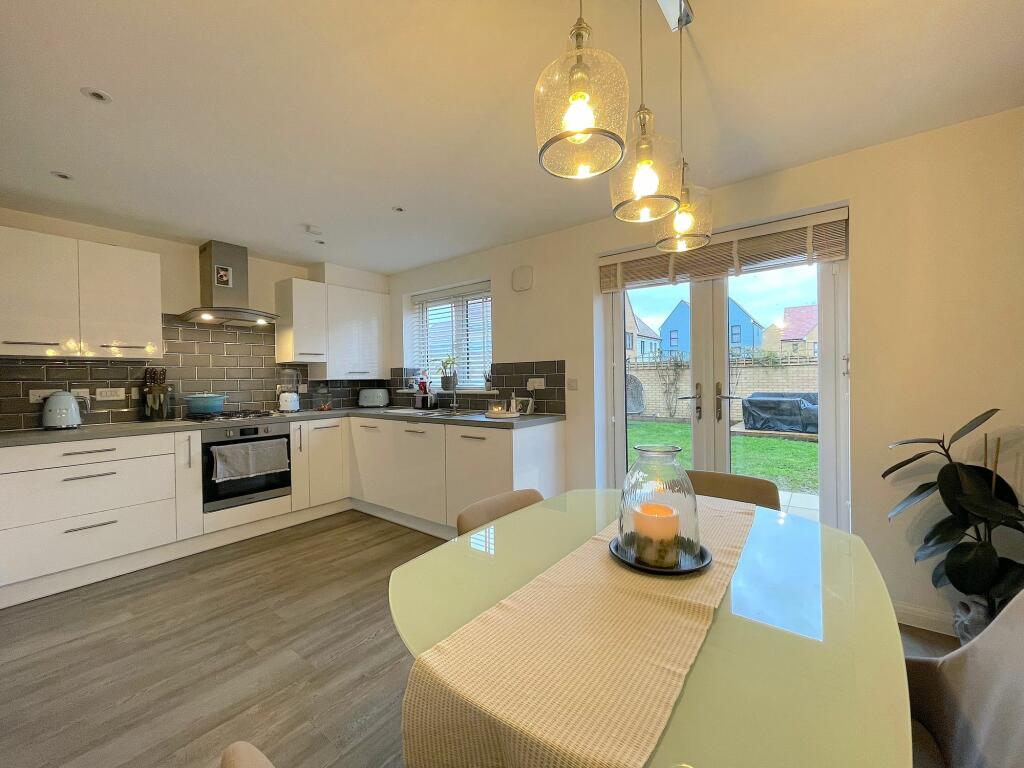 Kitchen/Dining Room (4)