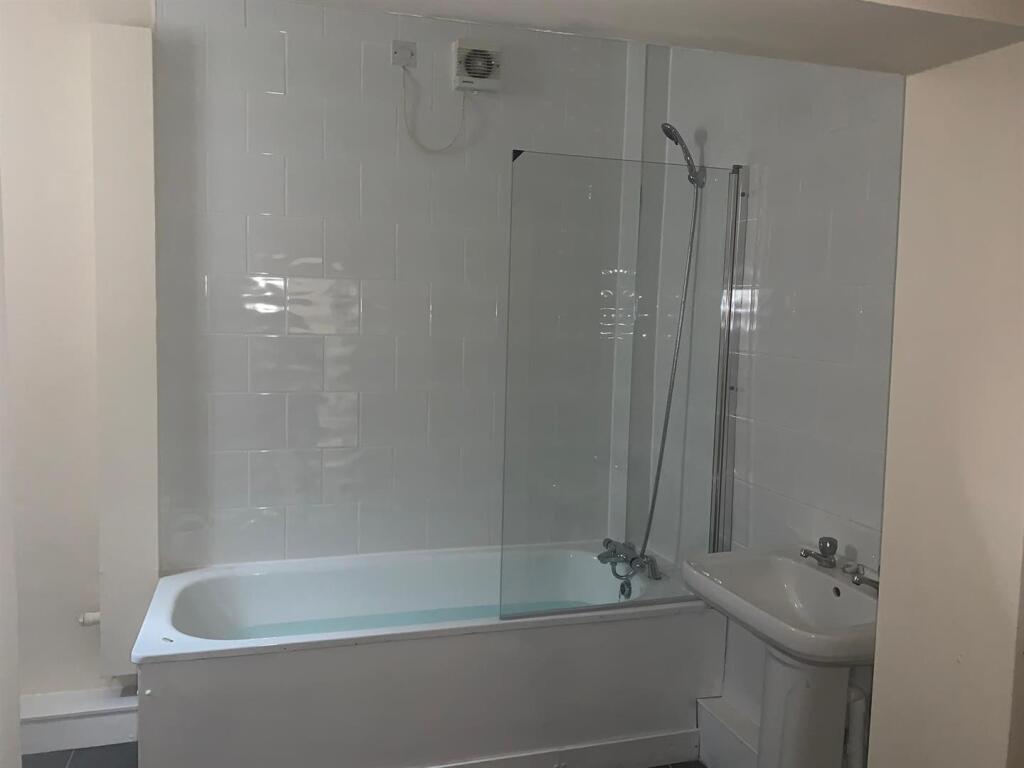 Bathroom 2.jpg