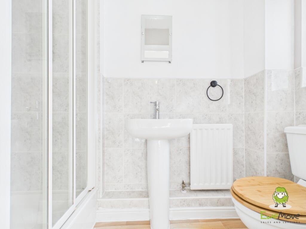 EweMove Basingstoke Highpath Way Bedroom One En-Su