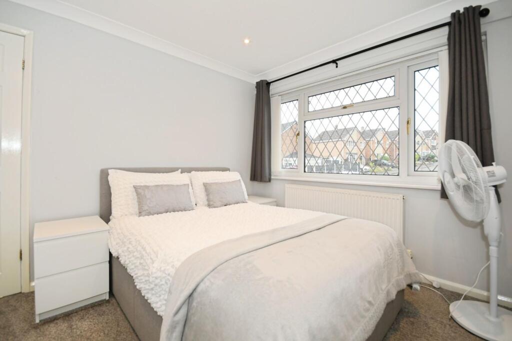 BEDROOM 1 02.jpg