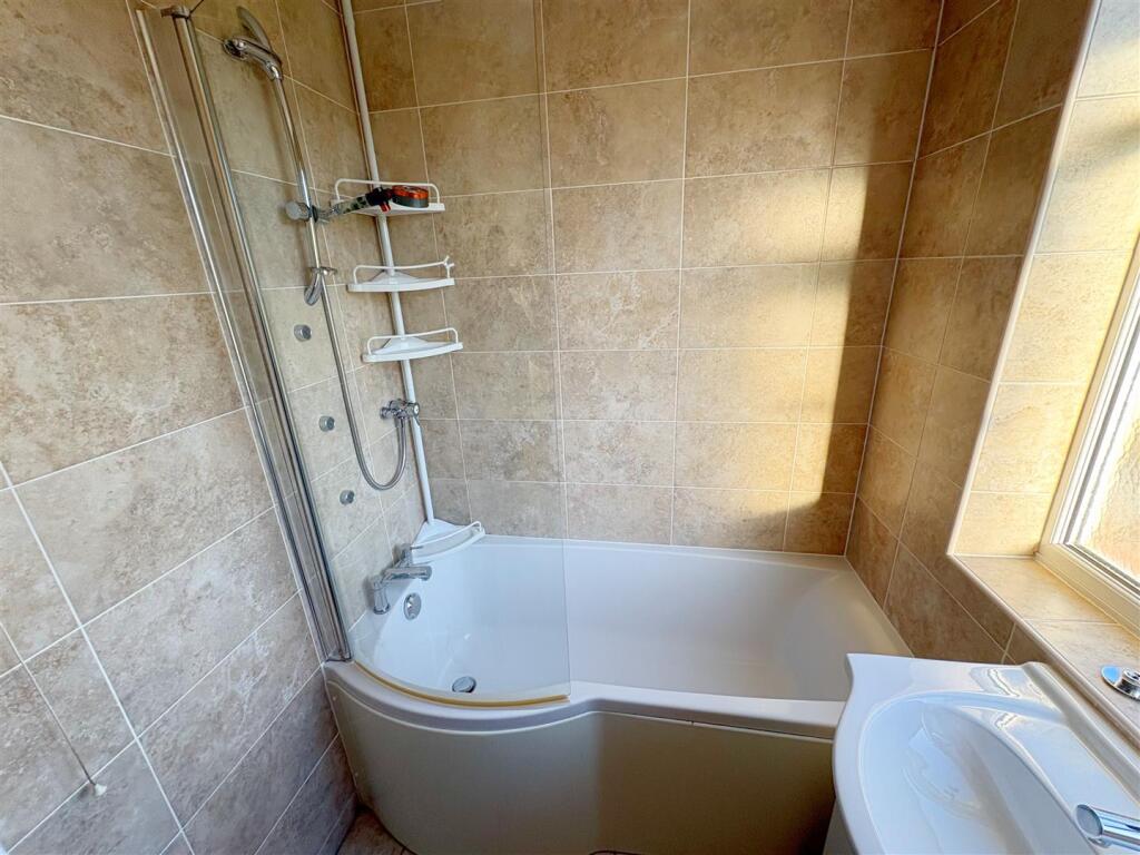 Family bathroom (1).jpg