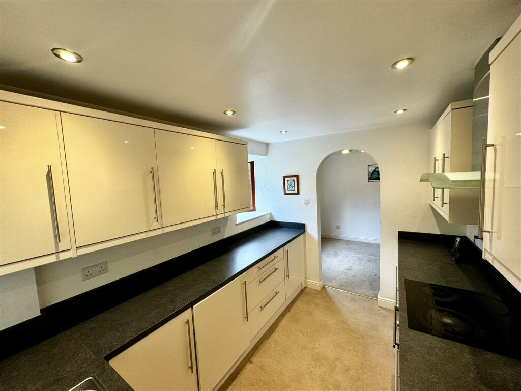 MODERN FULLY FITTED KITCHEN