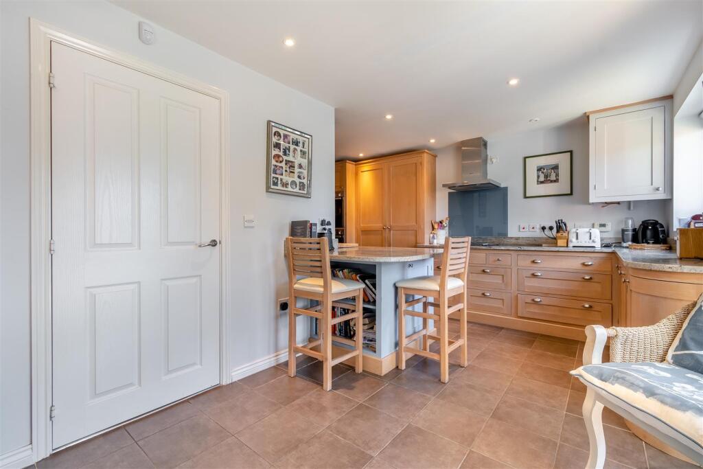 8655519-interior40.jpg