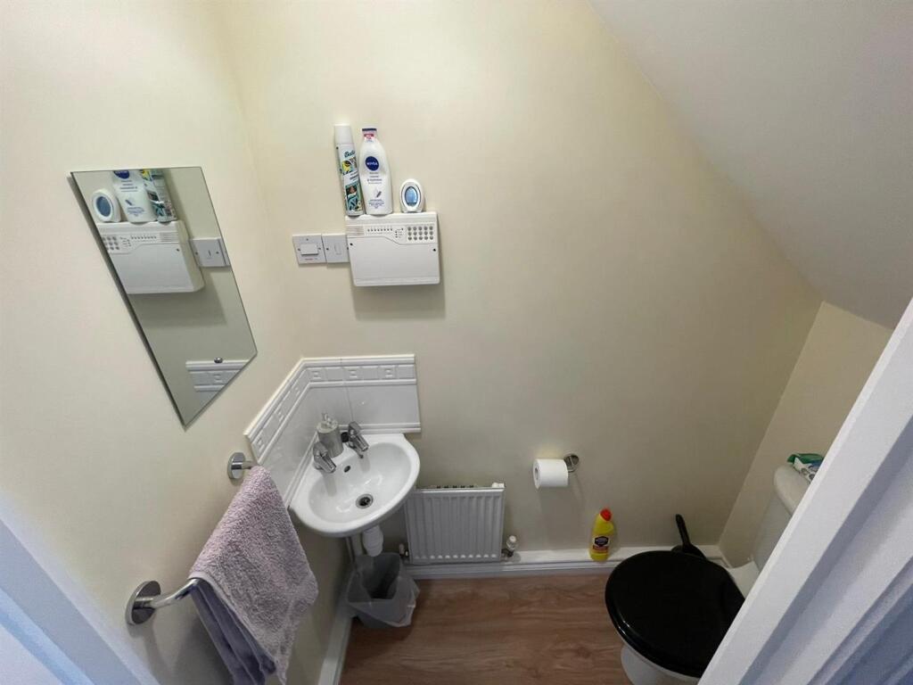 Downstairs toilet.jpg