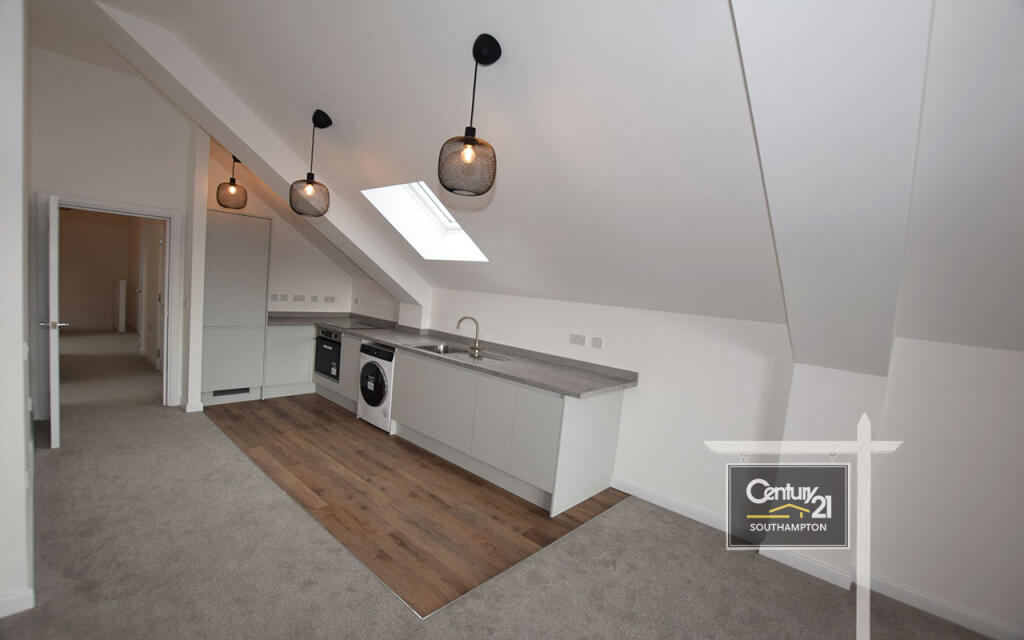 LOUNE &amp; KITCHEN 