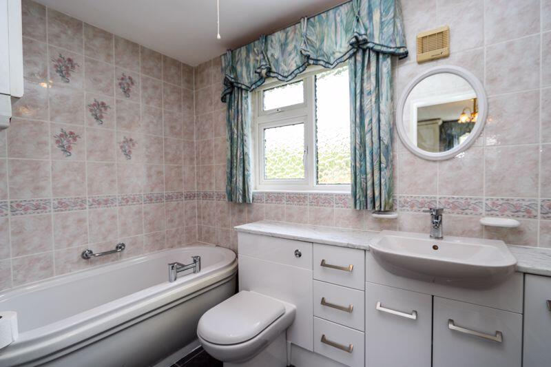 Bedroom 1 en suite 