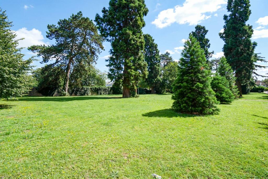 Park Like Gardens.-3.jpg